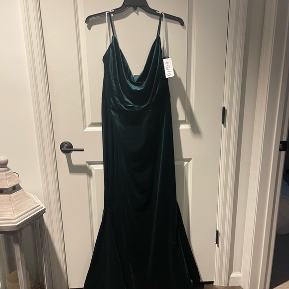 Beautiful hunter green velour bridesmaid dress, size 20W. Unaltered + never worn - Picture 3 of 6